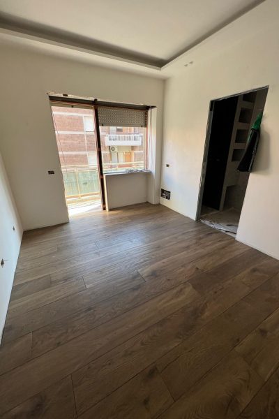 Camera ristrutturata con parquet - Civitavecchia