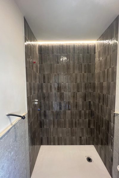 Doccia con piastrelle grigie e luce led - Civitavecchia