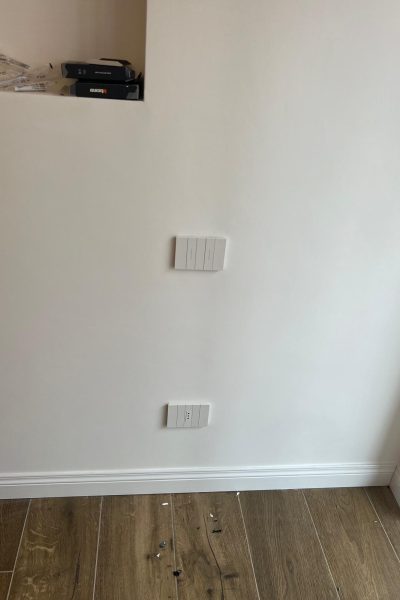 Parete con interruttori e battiscopa - Civitavecchia