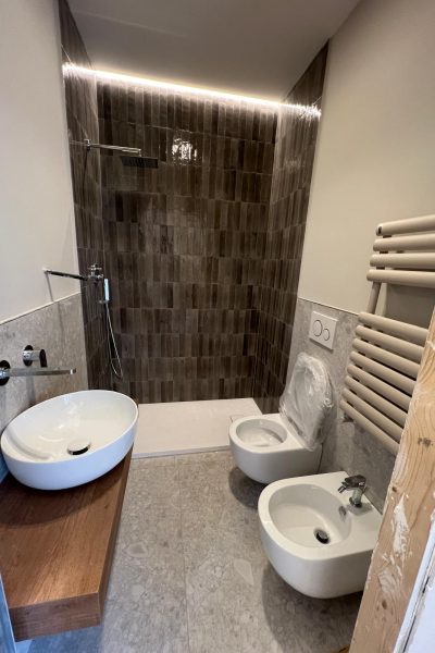 Bagno completo con doccia e sanitari sospesi - Civitavecchia
