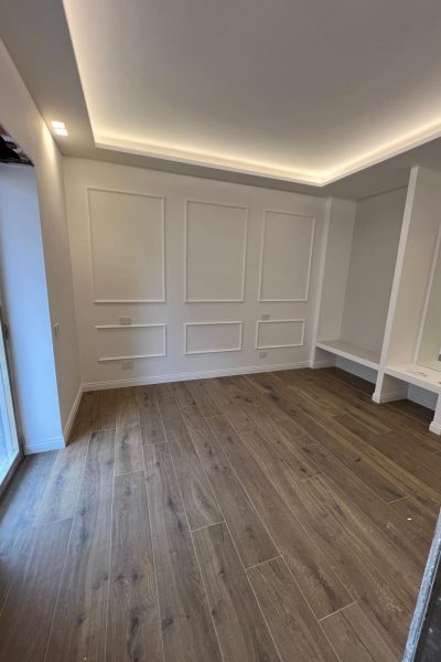 Sala con boiserie classica e parquet - Civitavecchia