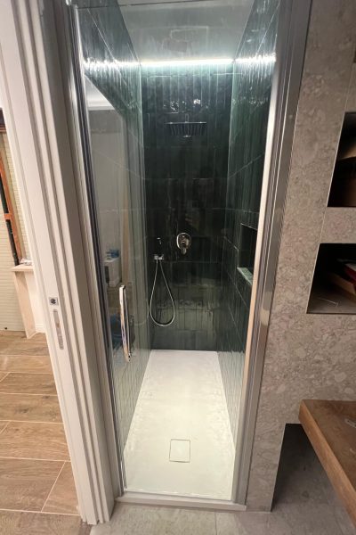 Box doccia con vetro e piastrelle verdi - Civitavecchia